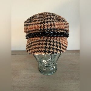 Vince Camuto Structured Houndstooth Plaid Baker Cap Newsboy Hat w/Chain Academia
